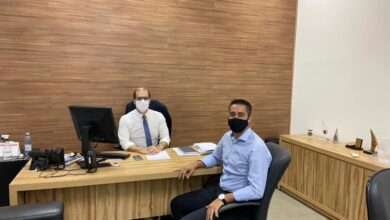 Na foto, Caio Salgado está na Secretaria com Fernando Trincado