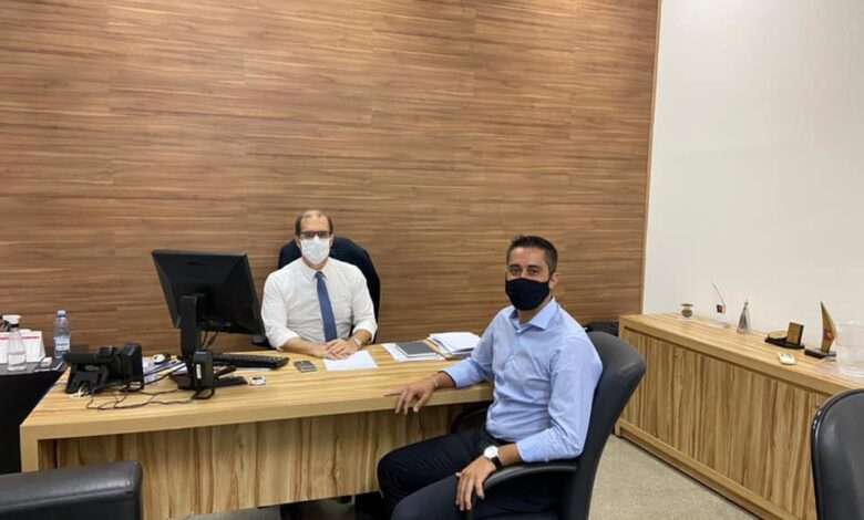 Na foto, Caio Salgado está na Secretaria com Fernando Trincado