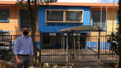 Caio Salgado em frente à EMEF Padre Luiz Capra
